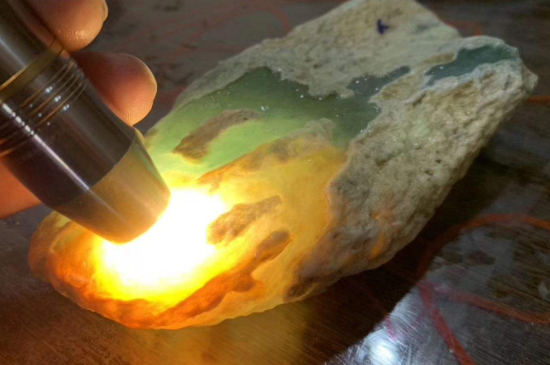 会卡场口的翡翠什么特征