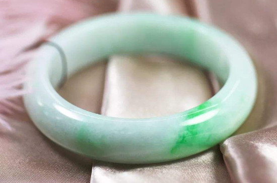 翡翠色线和裂纹的区别