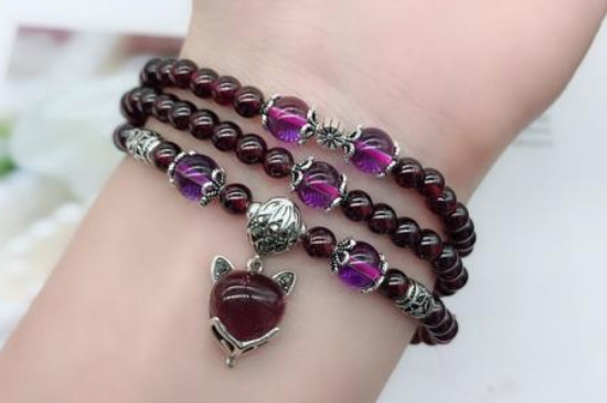 女人戴石榴石的寓意