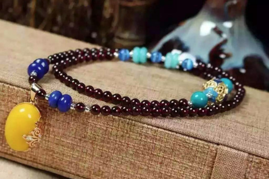 用电筒看石榴石的方法