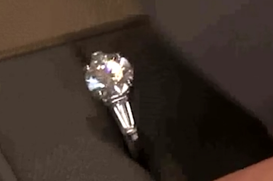 女孩子右手中指戴戒指代表什么