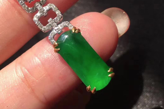 翡翠吊坠有裂纹能戴吗