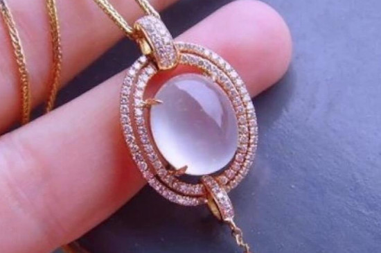 翡翠吊坠有裂纹能戴吗