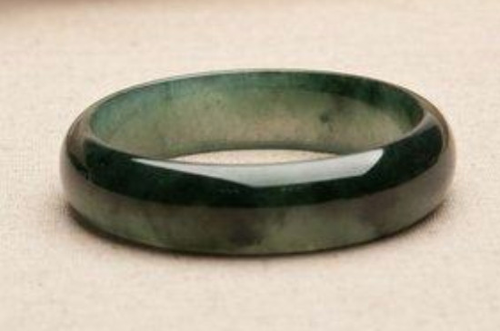 油青翡翠颜色越深越好吗?