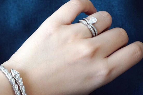 两个戒指怎么戴好看图，两个戒指的佩戴方法