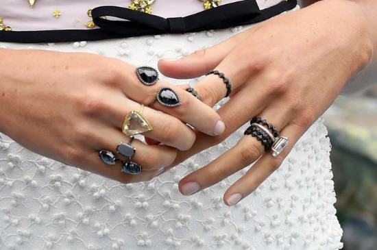 两个戒指怎么戴好看图，两个戒指的佩戴方法