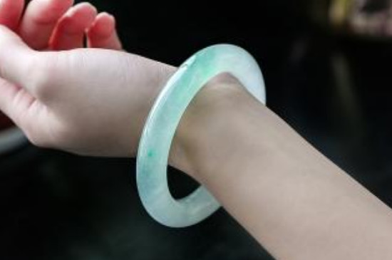 女性佩戴翡翠手镯的好处