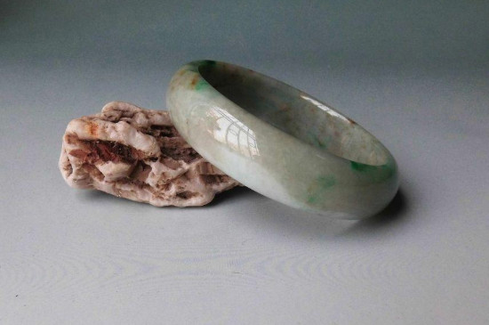 翡翠洒金是什么意思