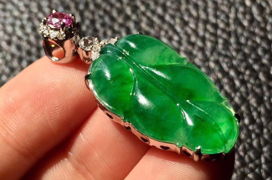 缅甸翡翠价格，价格一般在100～30000元左右