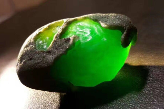 翡翠原石价格，价格在50～10000000元一斤左右