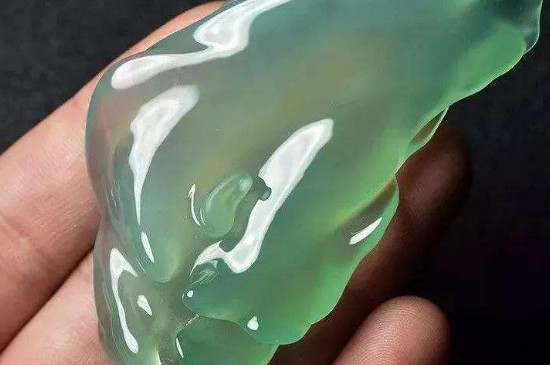 身上所佩戴的翡翠,怎样保养才是正确的?如何鉴别翡翠真假?