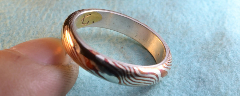 戴戒指有勒痕是紧了吗