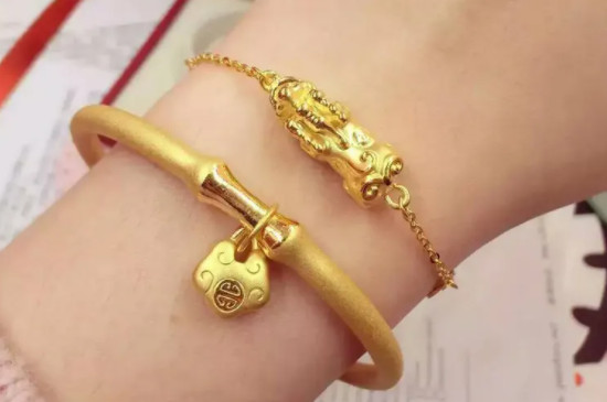 黄金手镯和手链叠戴法