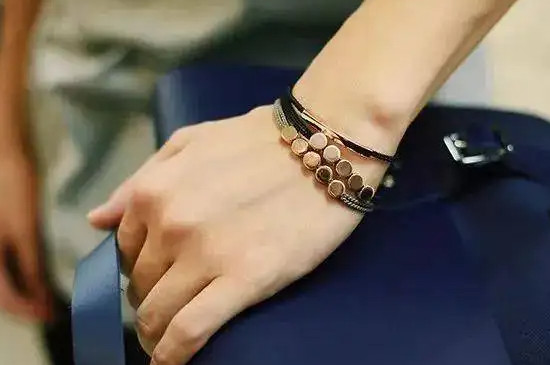 黄金手镯和手链叠戴法