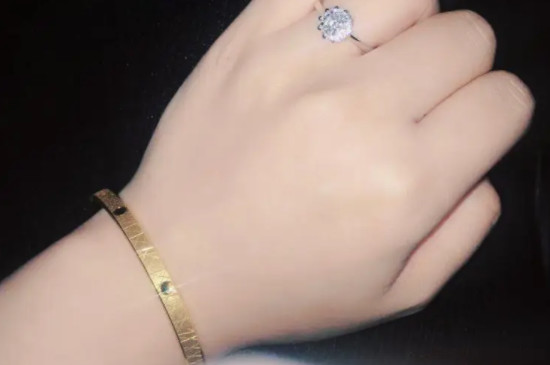 一个钻戒一个黄金手镯怎么戴