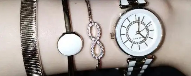 手表和手镯同时带分别应该戴在哪里