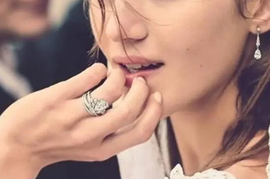 女的结婚戒指戴哪只手