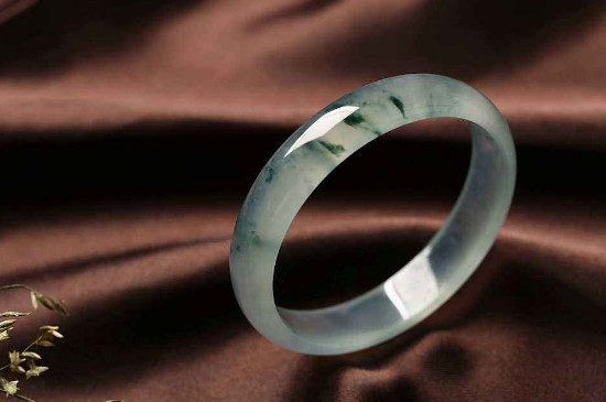 怎么选翡翠手镯