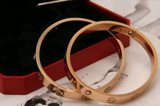 卡地亚手镯真假对照图