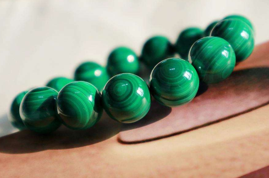 佩戴孔雀石有哪些好处