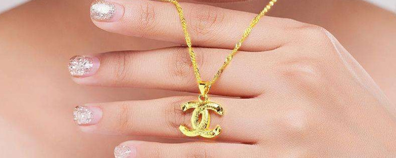 黄金项链吊坠正确戴法