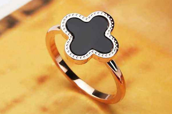 玫瑰金四叶草戒指寓意