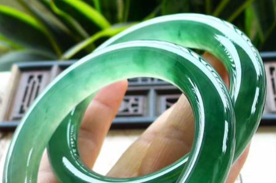 翡翠手镯的寓意和象征