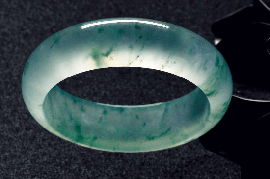 翡翠手镯的寓意和象征