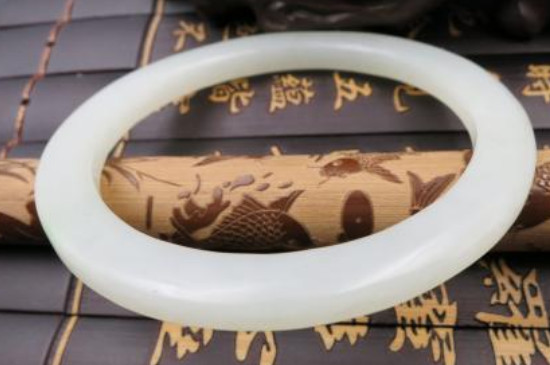 女人戴翡翠好还是玉好