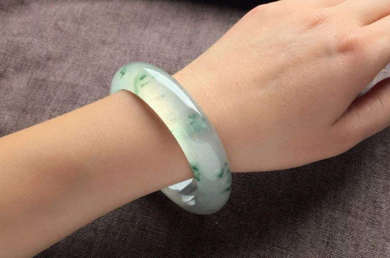 女人戴翡翠好还是玉好