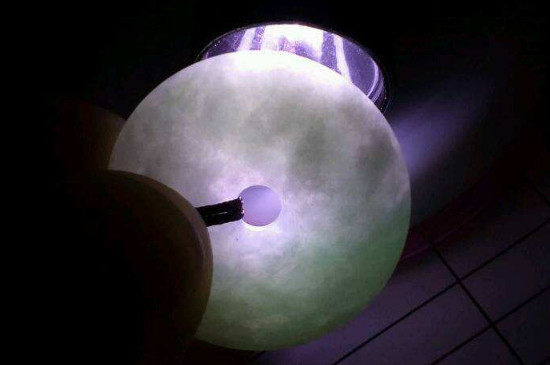 用电筒怎么看翡翠玉的真假