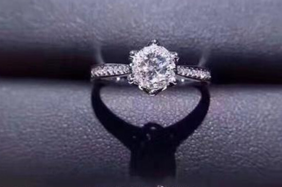 18k钻戒戒托变色怎么办