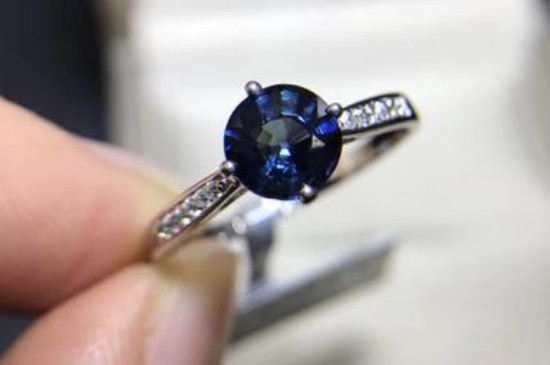 男人戴蓝宝石戒指寓意