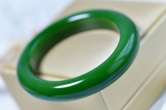 真玉和假玉在灯光下有啥区别