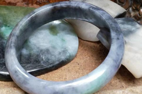 乌鸡石是翡翠吗