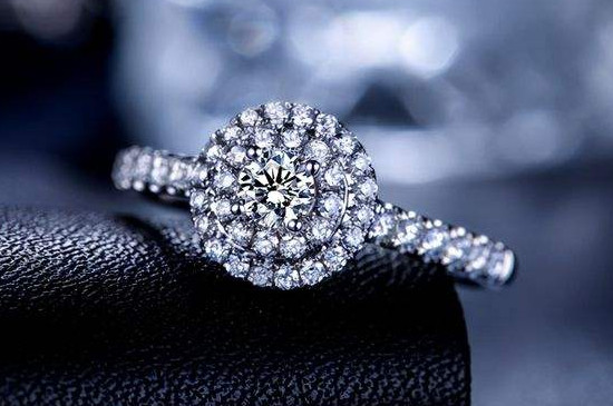 女人怎样戴戒指旺财