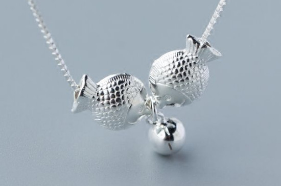 脖子上戴银项链的好处和坏处