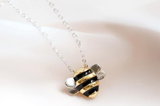 脖子上戴银项链的好处和坏处