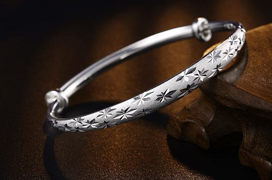 女人长期戴银手镯会有坏处吗