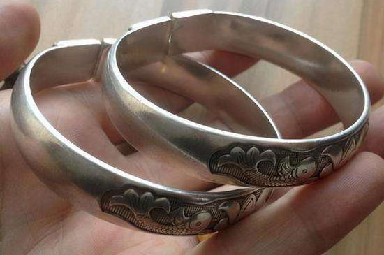 女人长期戴银手镯会有坏处吗