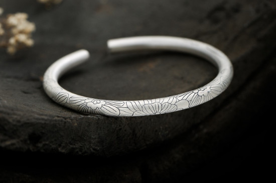 银手镯9999的是真的吗