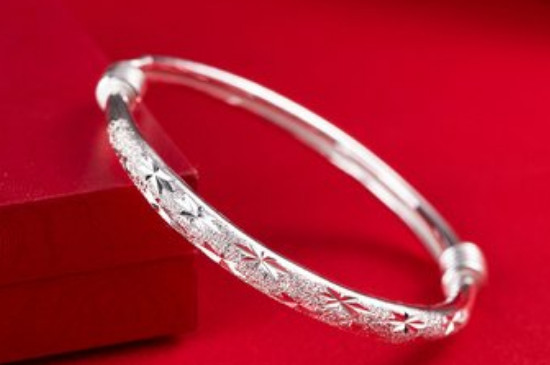 银手镯9999的是真的吗