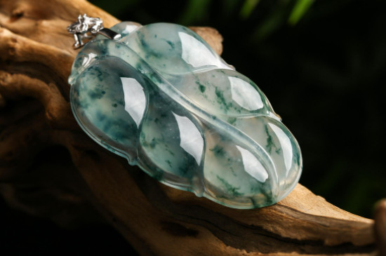 翡翠飘花好还是纯色好