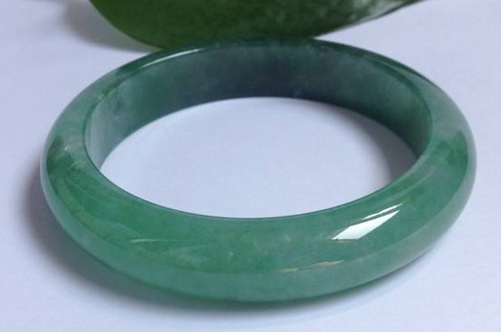 翡翠手镯怎么选才是最好的