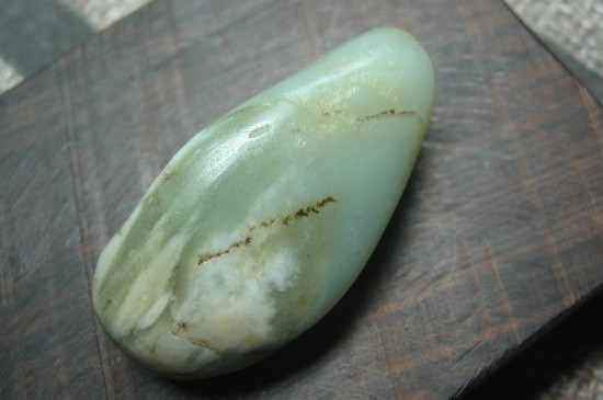 女人戴翡翠好还是和田玉好