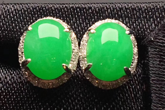 女人戴什么翡翠比较好一点