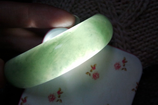 翡翠为啥棉絮越戴越多