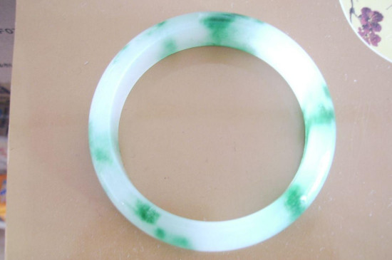 石英岩玉和翡翠有什么区别