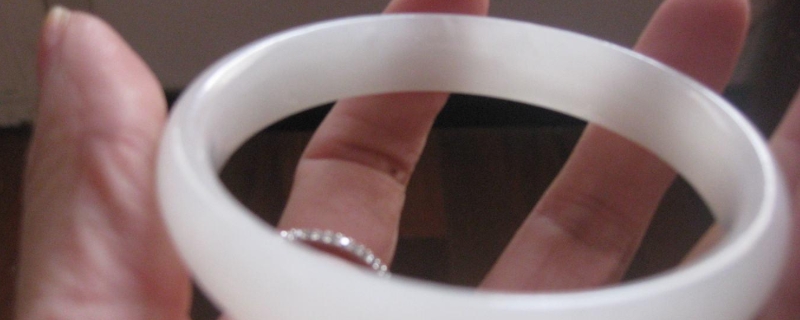 石英岩玉和翡翠有什么区别