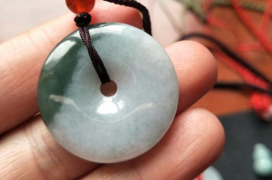 和田玉跟翡翠的区别在哪里